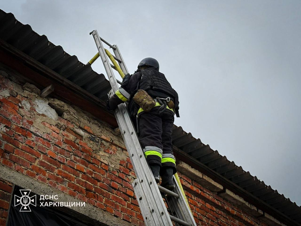 Росіяни атакували сільгосппідприємство на Харківщині: виникла пожежа